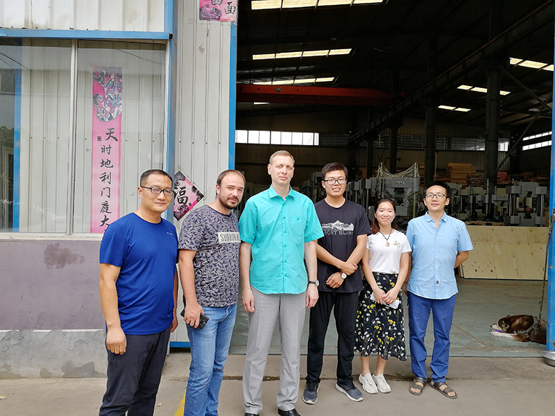 俄羅斯客戶到廠驗(yàn)收機(jī)器，獲得客戶一致好評(píng)